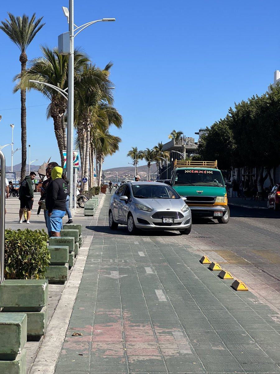 Patricia_Patron's tweet photo. ¿Como para cuando recuperaremos nuestra ciclovía? Quitaron un montón de bolardos y esto es aprovechado por los automovilistas y transportistas para dejar pasaje. Ese “nomás tantito” puede provocar un accidente; una como sea, pero las criaturas 🤷‍♀️ #APIBCS @policia_lapaz https://t.co/j85EFKj6PU