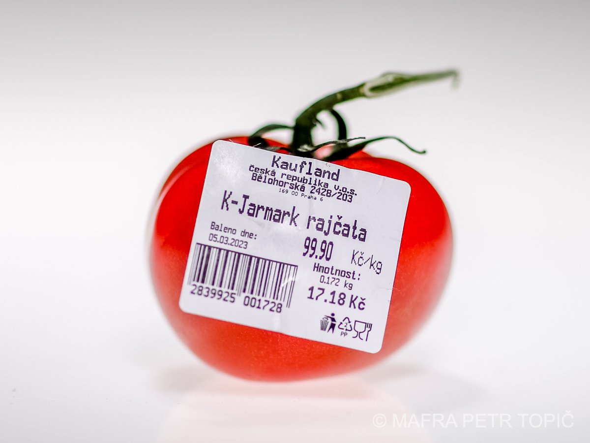 petrtopic's tweet photo. The joy of shopping. I was lucky today. Paprika was on sale. Maybe that's why the last not-so-looking piece was crouched on the self. Vegetable prices in the Czech Republic are rising to the amounts people have been paying for exotic fruits in recent years. #joyofshopping https://t.co/snTuLyZzAp