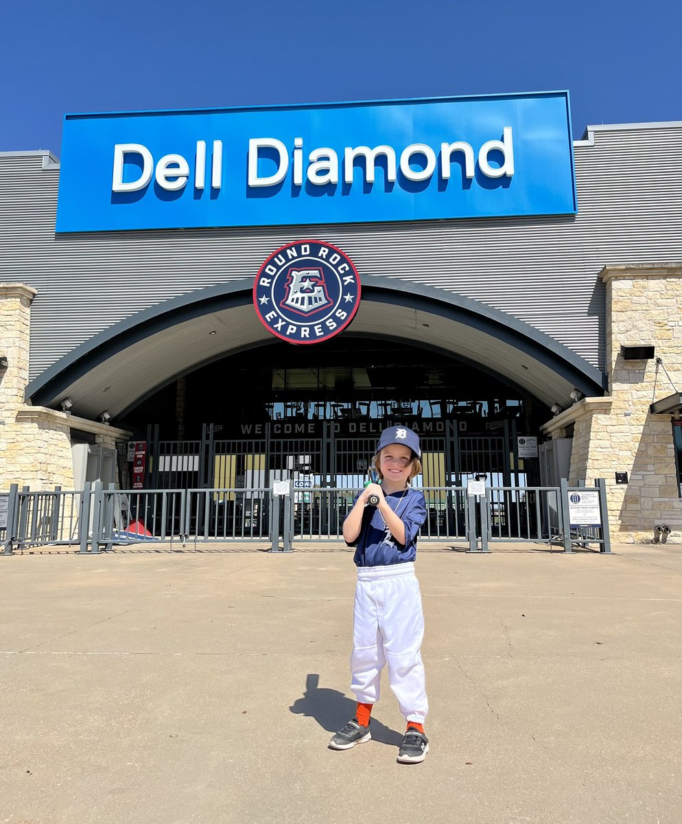 Baseball season is here #pictureday #delldiamond #Tball