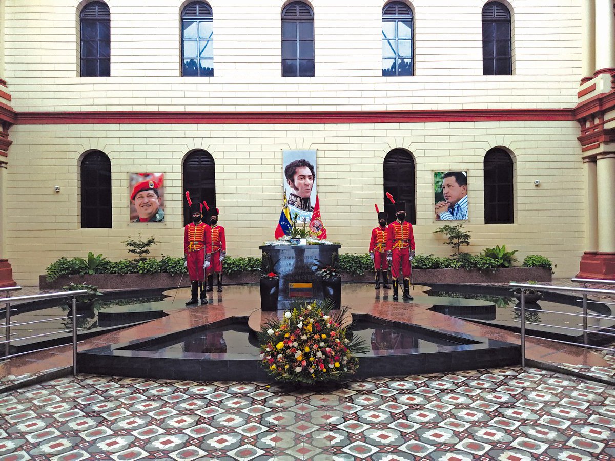 💟 Al DÍA con la ET ⬇️ 
#YoSoyChávez ❤️

🫱 Cañonazo por la lealtad. El pueblo acudió al Cuartel de la Montaña a rendir honores al líder de la Revolución Bolivariana

❤️ <a href="/randolf_mejias/">RANDOLF MEJIAS</a> <a href="/MkPatriota/">Mildre Patriota</a> <a href="/keylabreto/">keyla</a> <a href="/SnhaJose/">José Snha 🇻🇪</a>