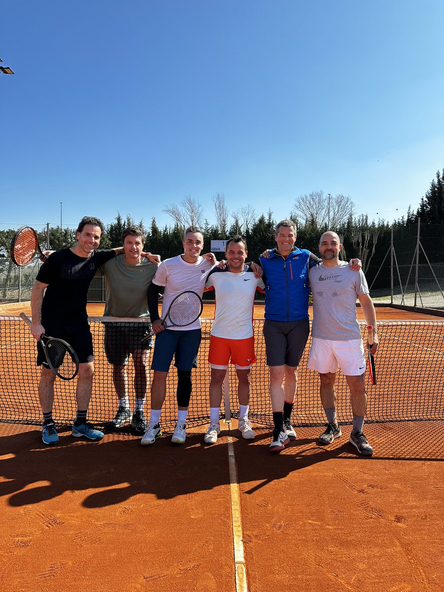 XaviGasso's tweet photo. El #tenis es un deporte individu... ¡oh!
Pocas cosas son mejores que saltar a entrenar con tu equipo, practicar, buscar los límites y superarlos.
Un día m��s. Un winner más.
Orgulloso de este grupo, del #cercleBLACK.
#TeamCercle
#TeamWilson (ahí veo 3 Blade, 1 Clash...😉) https://t.co/ZFYI2pkVOH