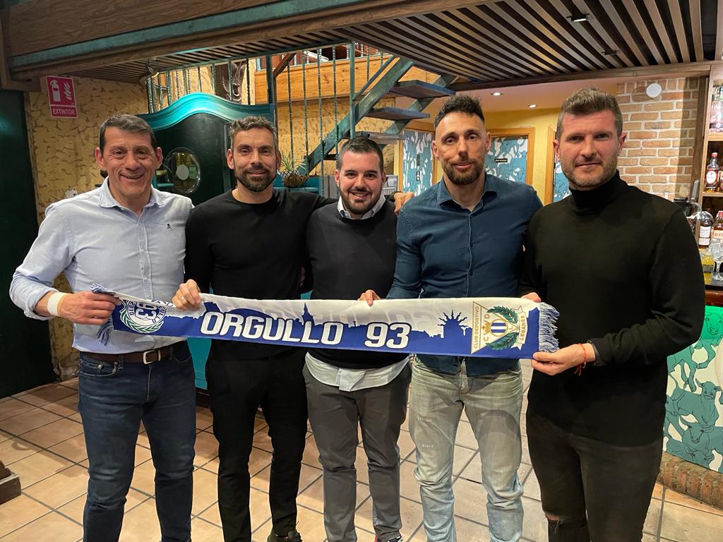 También queremos agradecer a nuestros invitados de gala por su asistencia. ¡No podíamos haber escogido mejor! Muchas gracias por venir @supermariolega <a href="/carlosmtnez7/">Carlos Martínez</a> <a href="/quinialvarez/">Quini alvarez</a> #RaulMoreno.

#SiempreBlanquiazules