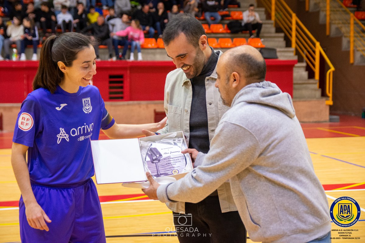 alexJota12's tweet photo. Ayer fue una tarde inolvidable. Después de toda mi vida en Alcorcón y de años trabajando por la difusión del deporte de la ciudad, fue todo un honor recibir este magnífico reconocimiento por parte del @ADAlcorconFSF y del gran @AlfonCatalina. Gracias, gracias y mil gracias 💛💙. https://t.co/C6IXnamLpA