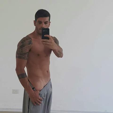 Packsde6famosos's tweet photo. La pija de Cristian U ganador gran hermano 2011 https://t.co/Ha9ah57L7J
