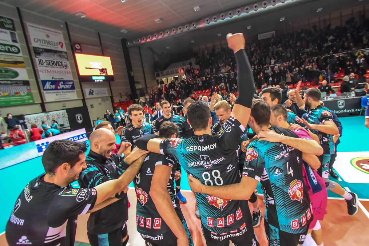 🤍🖤È ANCORA SUPERLEGA🤍🖤
La festa è stata solo posticipata, ma anche se non siamo tutti insieme a festeggiare ed abbracciarci, un grande urlo si sta alzando dalla Kioene Arena SOPRA IL CIELO DI PADOVA

Continua la nostra splendida avventura in #SuperLega! 🤩