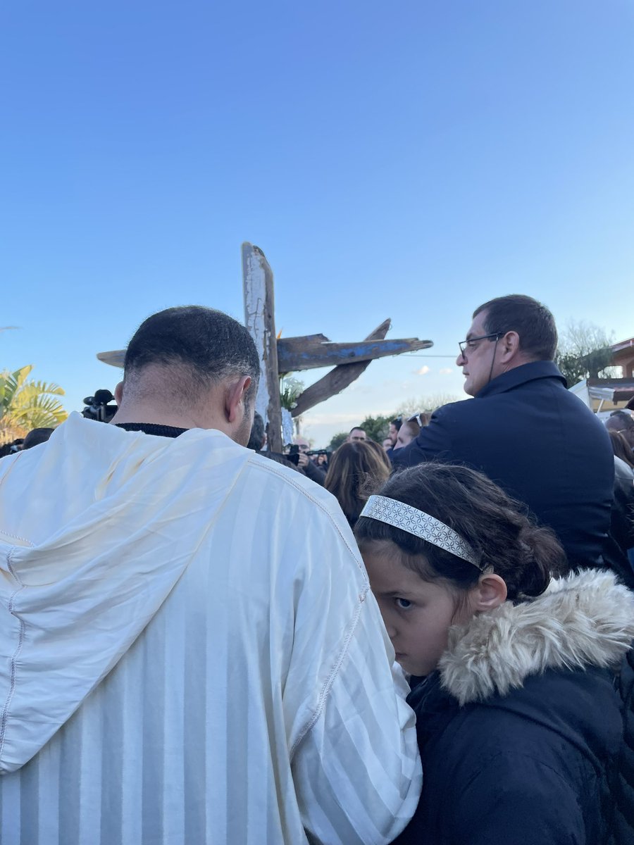 checchinato_j's tweet photo. “Lascia che sia fiorito
Signore, il suo sentiero
Quando a te la sua anima
E al mondo la sua pelle
Dovrà riconsegnare
Quando verrà al tuo cielo
Là dove in pieno giorno
Risplendono le stelle” (De André)
Via Crucis sulla spiaggia di Cutro https://t.co/tXMy4PshpW