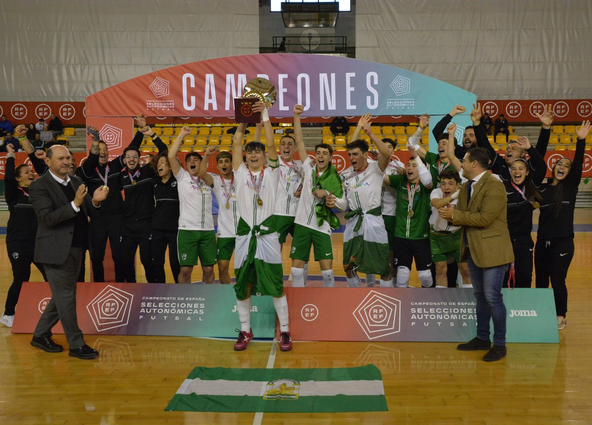 ivanrdgzz__'s tweet photo. A un equipo se le puede ganar pero una familia es invencible, y es lo que somos. Aún no lo asimilo, ¡Somos campeones de España!🏆🇪🇸🇳🇬 https://t.co/RaiCdJKTVX