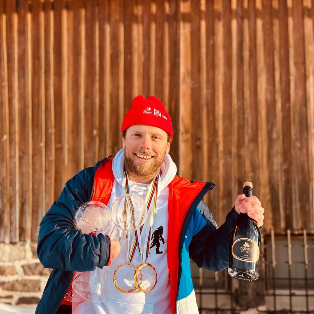 Our boy @stubber89 has only gone and won 2 crystal globes!!

🥇 2022/23 SBX (Snowboardcross)
🥇 2022/23 Overall (SBX & Banked Slalom)