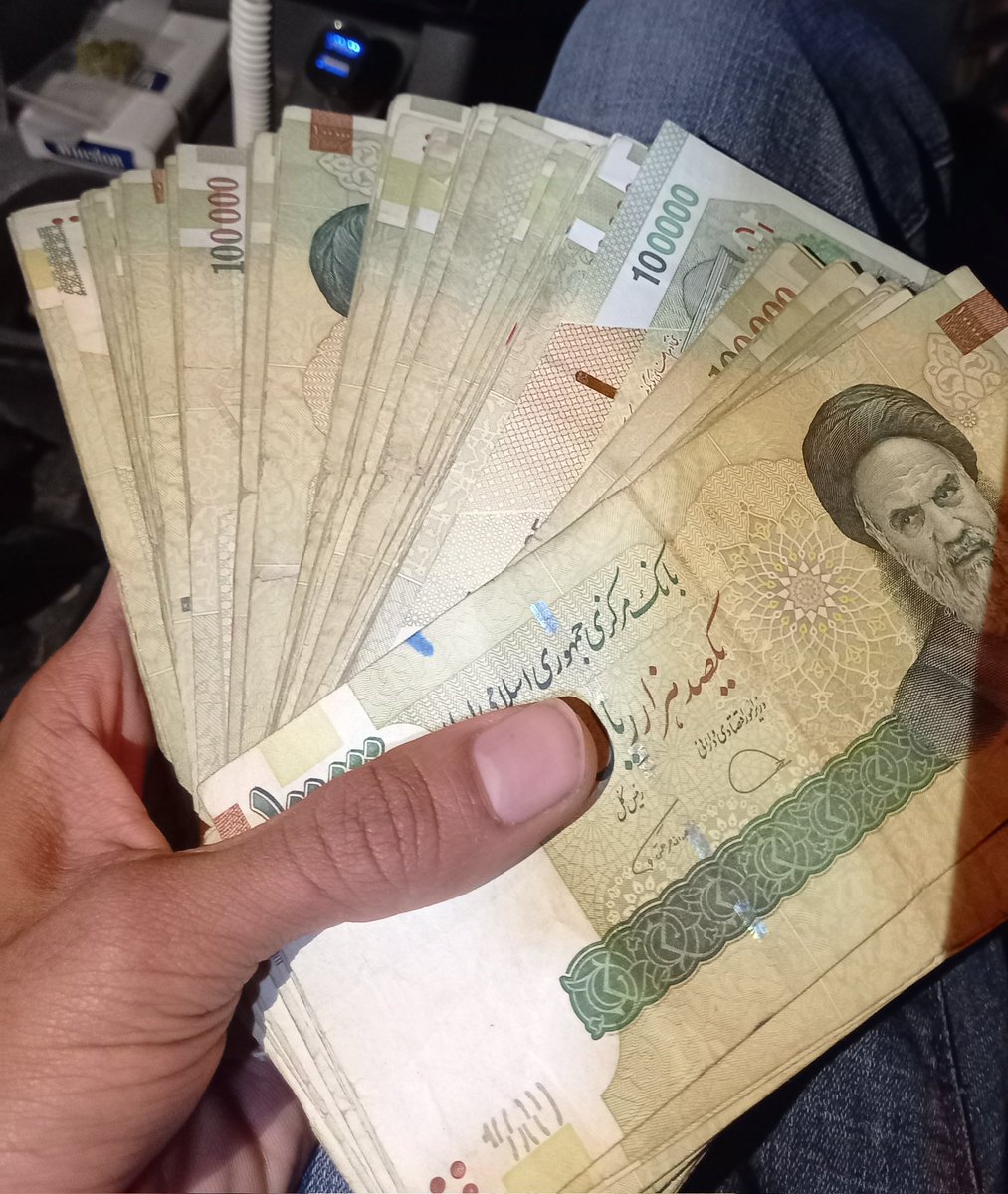 hazrat_haji_'s tweet image. با بیست میلیون ریال وجه رایج مملکت چه گوهی میشه خورد؟😂