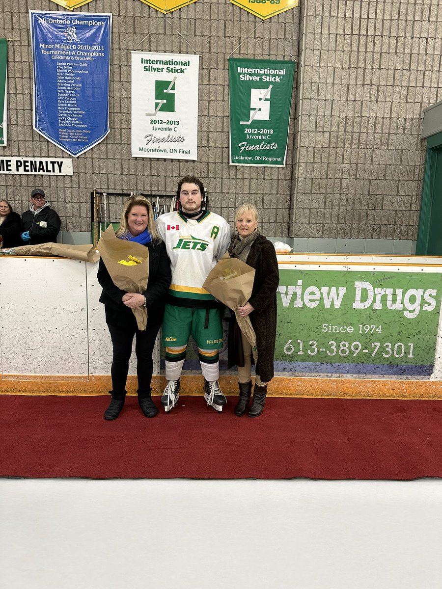 AmherstviewJets's tweet photo. This afternoon as we recognized our four overaged players.
Matt, Zac, Jack and Nolan gave the mother figures in their lives flowers to thank them for their sacrifices over the course of their careers.
Congrats to both our overaged players and the rest of the OAs in the league https://t.co/OrLgaBlCv7