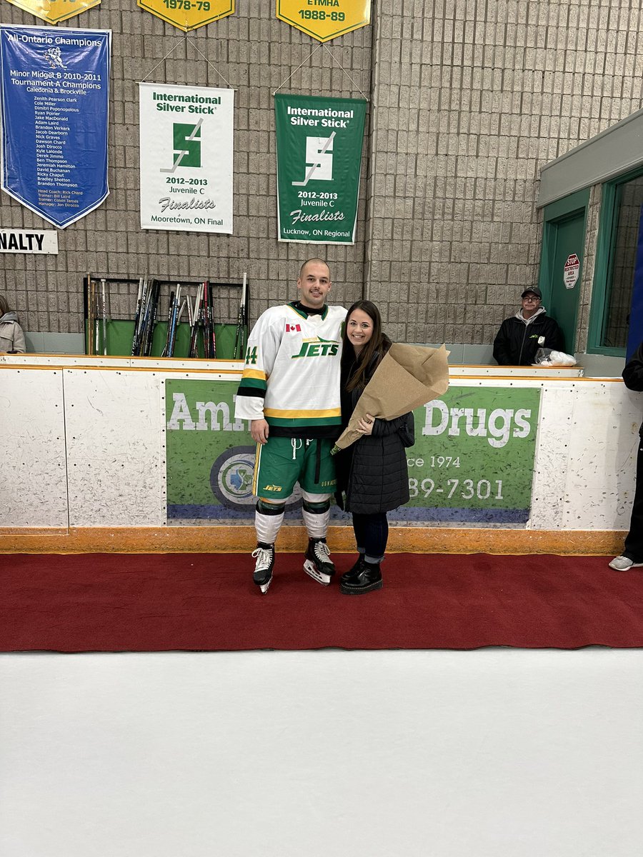 AmherstviewJets's tweet photo. This afternoon as we recognized our four overaged players.
Matt, Zac, Jack and Nolan gave the mother figures in their lives flowers to thank them for their sacrifices over the course of their careers.
Congrats to both our overaged players and the rest of the OAs in the league https://t.co/OrLgaBlCv7