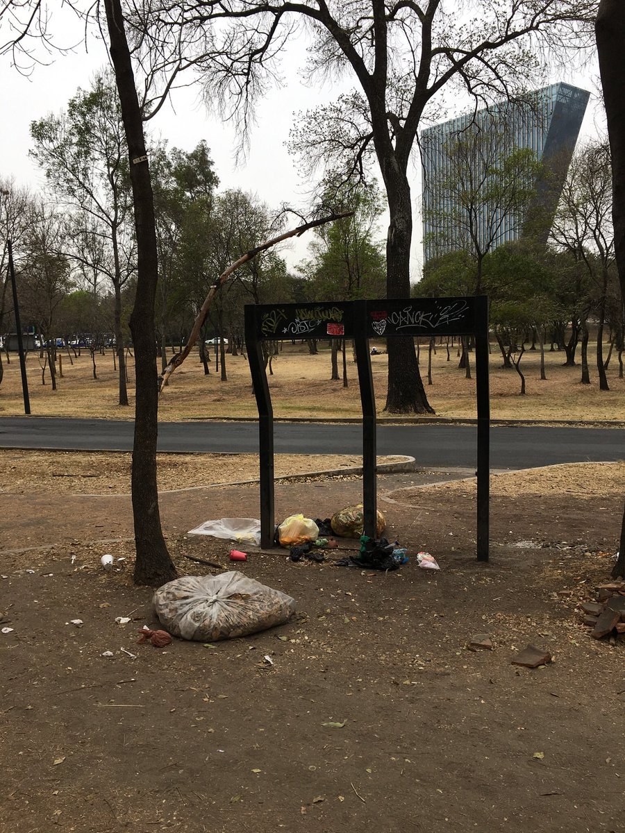 FdaRng's tweet photo. Habia 6 depósitos de basura en el @LibanoParque, queda 1. Donde piensan que la gente marrana va a tirar su basura ? @Probosque_  @ProChapultepec @AlcaldiaMHmx @SUrbanosMH y yo le pregunto a @mauriciotabe pos com a que dedicas tu días? La alcaldía se cae a pedazos!!! https://t.co/2NB1HKqhsN