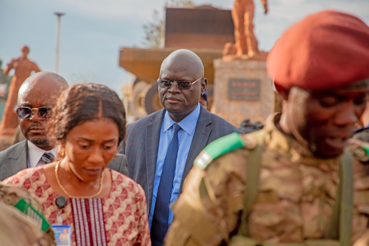 BenNazerSe's tweet photo. Tous les ministres provinciaux du Lualaba, notamment l'argentier #Achille #MUTETEKE, @PaulinKalau1, #Nathalie #Ngandu et bien d'autres ont valablement représenté le gouvernement provincial à l'accueil impressionnante des Lualabais à la très distinguée première dame @DeniseNyakeru https://t.co/GDxIzikAxK
