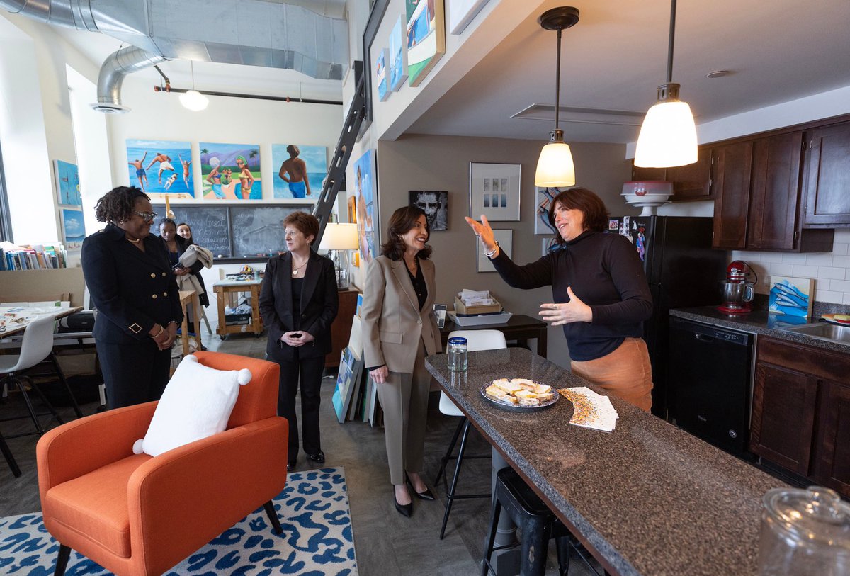 GovKathyHochul's tweet image. Around the state, I’m hearing from people about why the #NYHousingCompact will help make their communities more livable &amp;amp; affordable.

By working together — &amp;amp; with partners at every level of government — we’ll tackle our housing crisis &amp;amp; create a stronger future for New Yorkers.