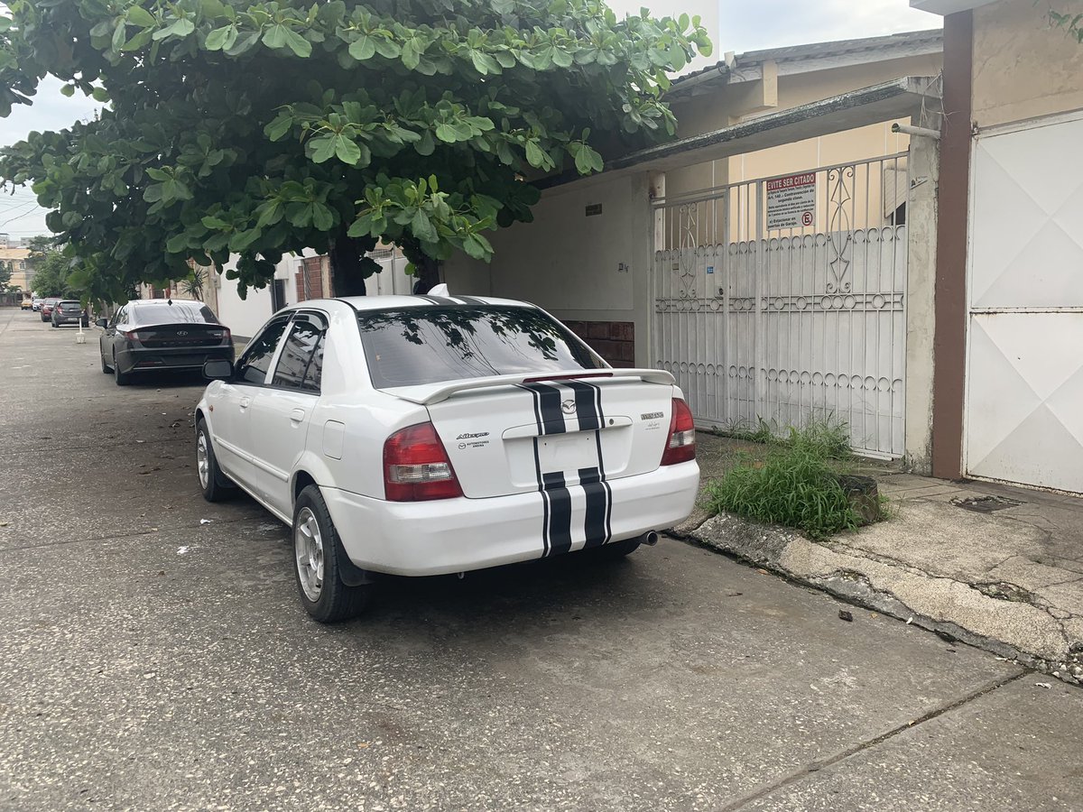analgrimaldic's tweet photo. No hay fin de semana que llegue a la casa ya estacionaron en la salida del garaje #ATM @ATMGuayaquil @ATM_Transito la gente cree que por ser ciudadela no deben respetar la #laleyeslaley #Urdenor2 Hasta cuando tanto abuso de la gente, para colmo no tiene ni placa atrás del carro https://t.co/bsjflgZseG