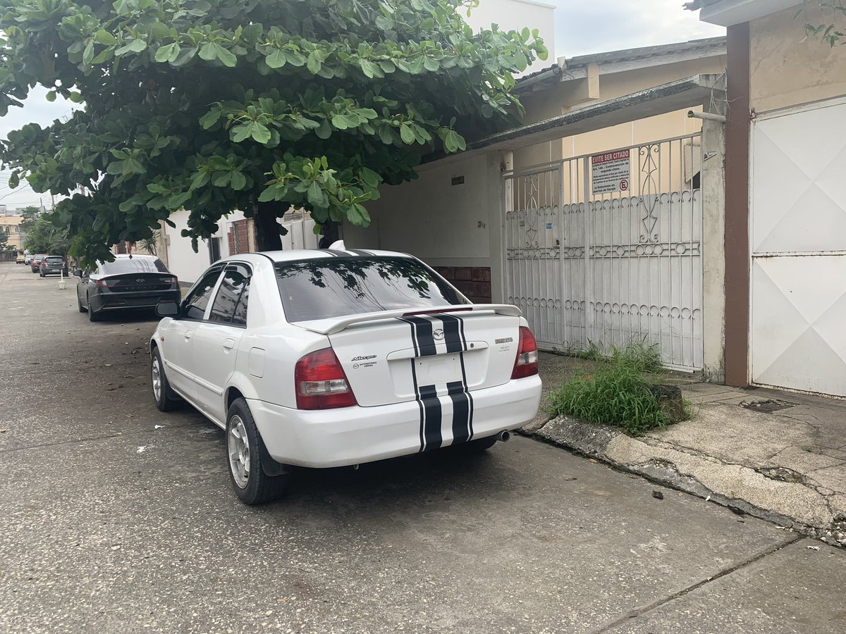 analgrimaldic's tweet photo. No hay fin de semana que llegue a la casa ya estacionaron en la salida del garaje #ATM @ATMGuayaquil @ATM_Transito la gente cree que por ser ciudadela no deben respetar la #laleyeslaley #Urdenor2 Hasta cuando tanto abuso de la gente, para colmo no tiene ni placa atrás del carro https://t.co/bsjflgZseG