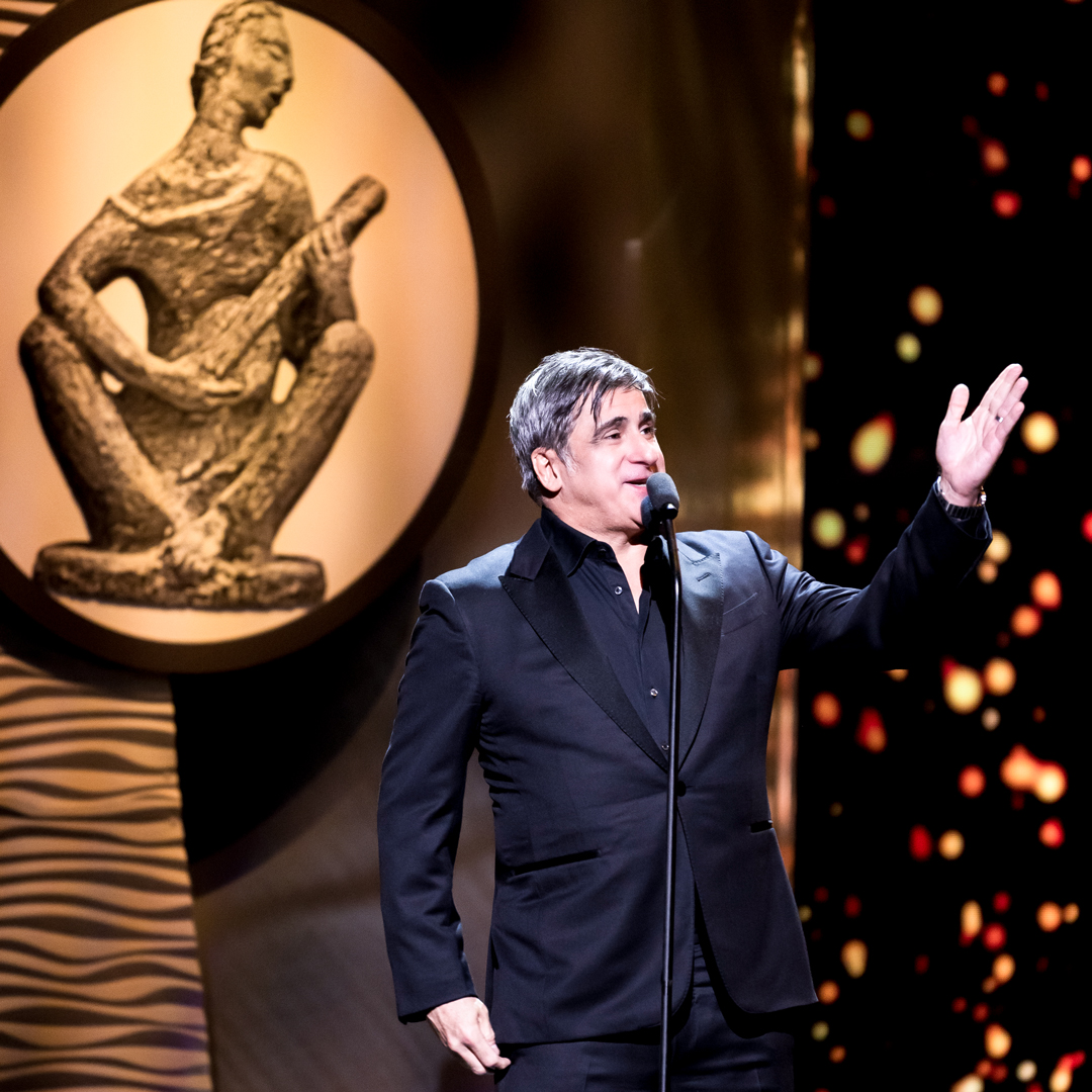 lamusaawards's tweet image. Celebrating innovation in music at the 10th annual #LatinSongwritersHallofFame / #LAMUSAAWARDS! Proud to have Afo Verde, CEO of Sony Music Latin Iberia, present the Desi Arnaz Pioneer Award to the trailblazing Eddy Cue, Apple's SVP of Services. #LSHOF #AfoVerde #EddyCue