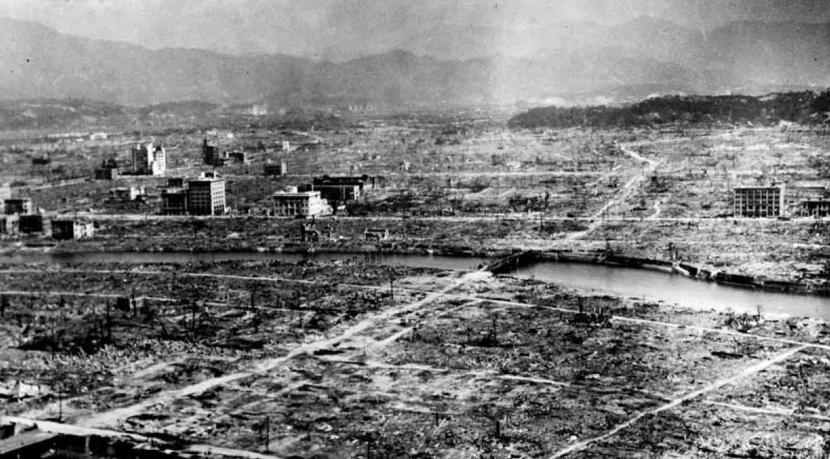 ol_kalinichenko's tweet photo. 🇷🇺 Russian methods of war are worse than nuclear weapons 💔

First photo: Hiroshima, Japan, 1945

Second photo: Maryinka, Donetsk region of Ukraine, 2023 https://t.co/3lEnOLyBzX