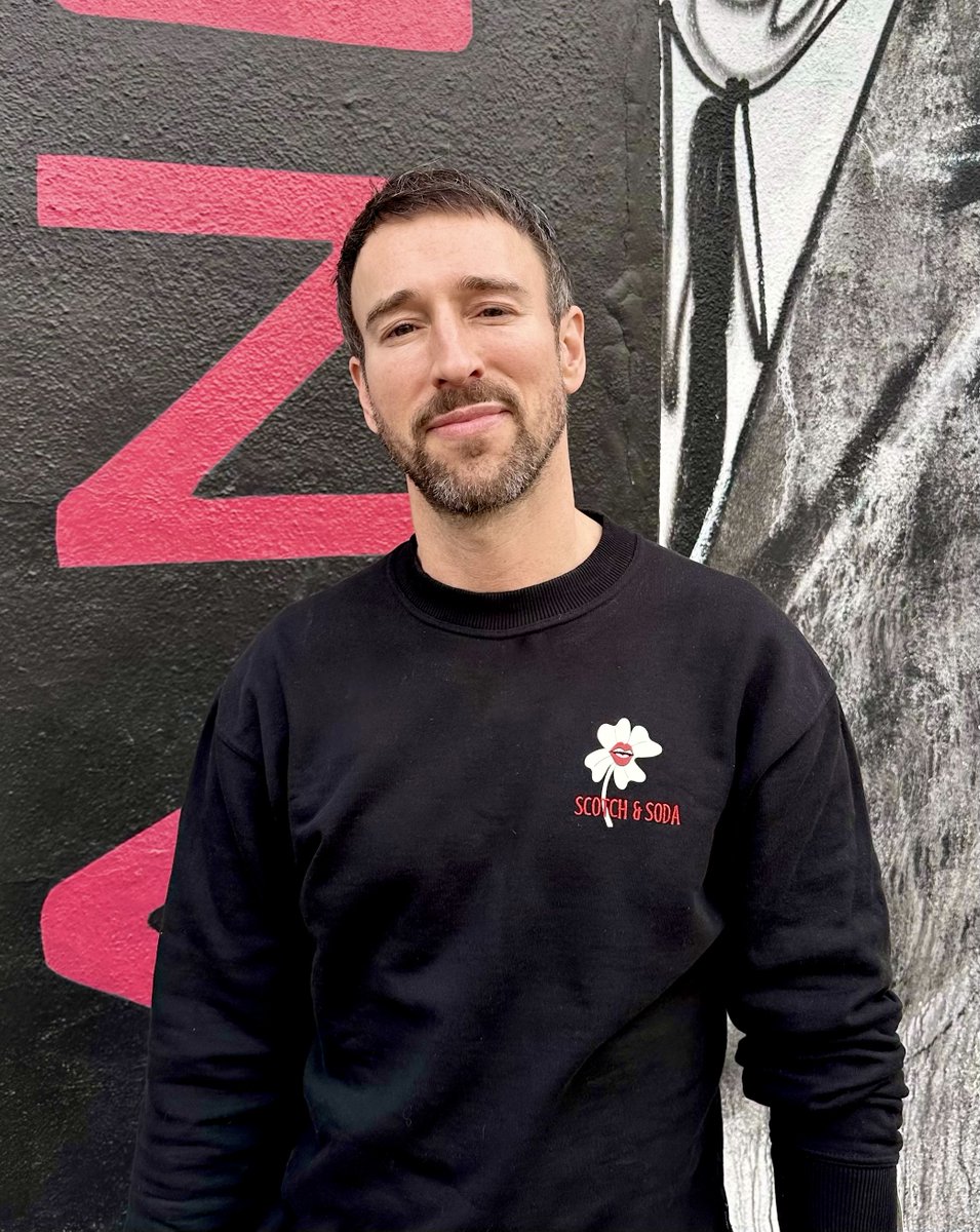 VoiceAddicted2's tweet image. Delightful lunch yesterday with our favorite Brit to finalize the big announcement tomorrow. He's hard at work on #bigdeck to make your Monday a bit brighter. Watch for the newsletter and check back tomorrow anywhere you follow @shaneeastreads and @addicted2thevoice. 🇬🇧🗓️👀