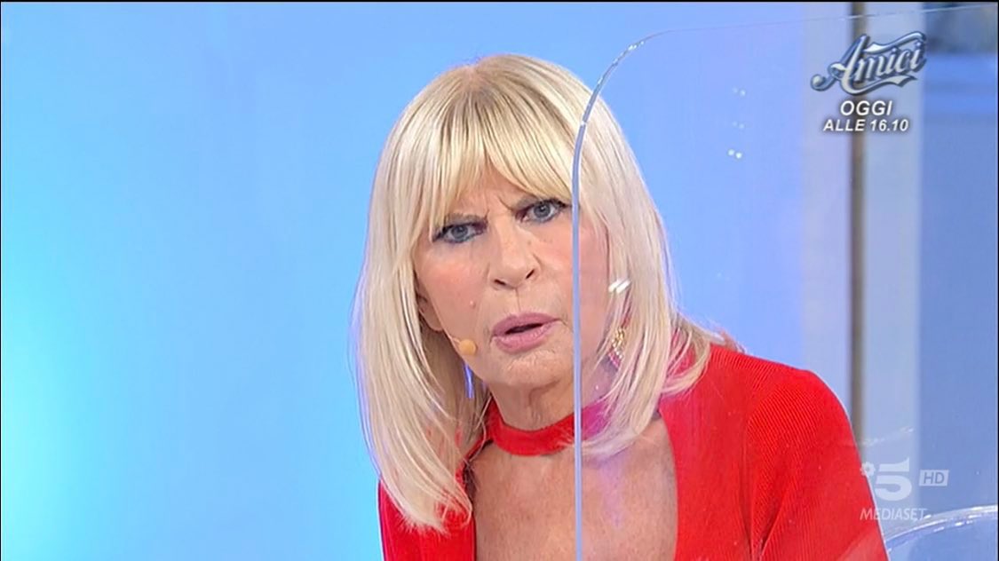 p0liedrico's tweet photo. Rischio trash per una rete che campa da anni con il trash? Ma che sta passann mediaset https://t.co/4euvA7MqqN
