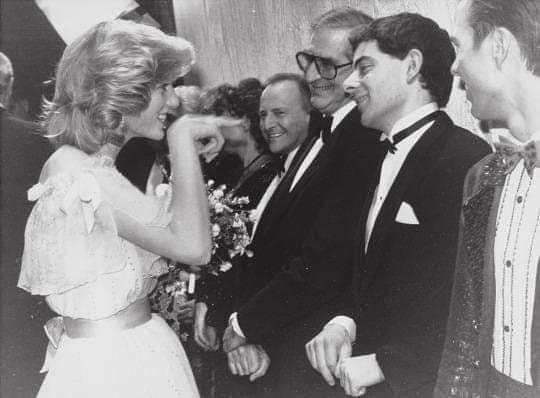 - La princesa Diana conoce al comediante Rowan Atkinson(Mr Bean) en 1984