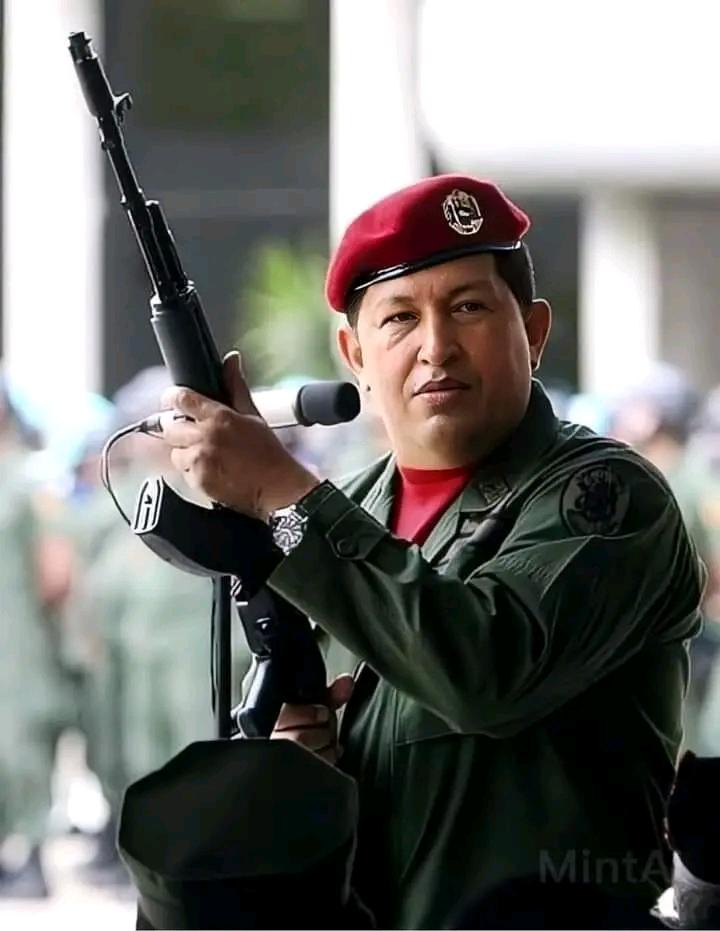 Chávez reafirmó que los pueblos pueden lograr la independencia. Hombres como Chávez no mueren. 
#ChavezVive