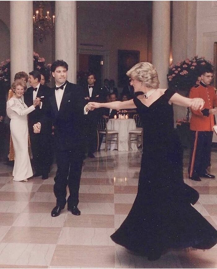 RelatocuriosoK's tweet photo. - La princesa Diana bailando con John Travolta en una cena en la Casa Blanca, 1985 https://t.co/nAU8dhbbFJ