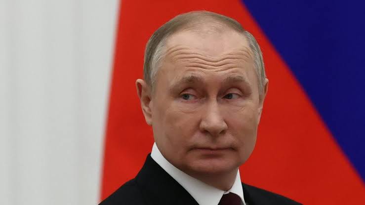 VerdadeseNadaMa's tweet photo. Rússia: Vladimir Putin ordenou a destruição de todos os estoques de vacinas contra a Covid-19 em solo russo, 48 horas depois que o cientista que fez a vacina russa foi encontrado morto por estrangulamento. https://t.co/9sKF4Ad6Ul