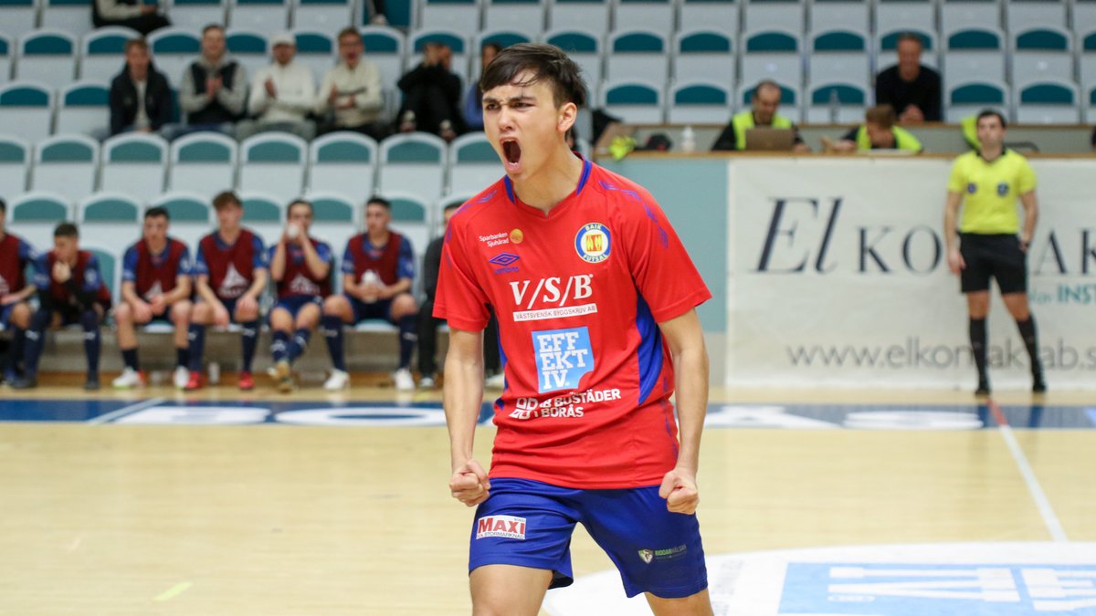 Till helgen avgörs slutspelet i SFL P19. Fyra lag gör sig redo att drabbas samman i Stiga Sports Arena, i Eskilstuna. 

svenskafutsalligan.se/nyheter/nyhete…

#sflse #swefutsal #futswe