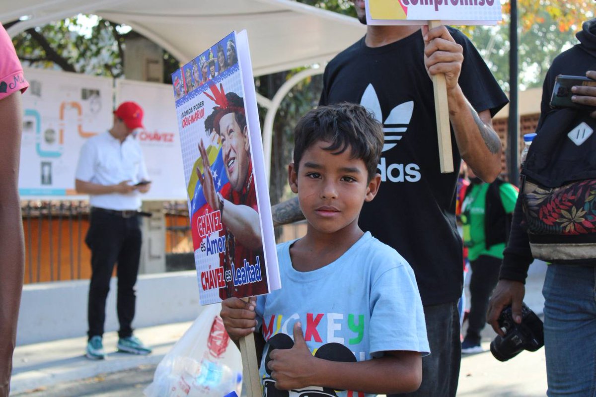 CuatroFWeb's tweet photo. "Esos niños y esas niñas que cantan, que bailan y que sueñan, son nuestra propia alma, son nuestro propio sueño hecho concreción." @chavezcandanga.

#YoSoyChávez ❤️ https://t.co/xJGwe3Yum7