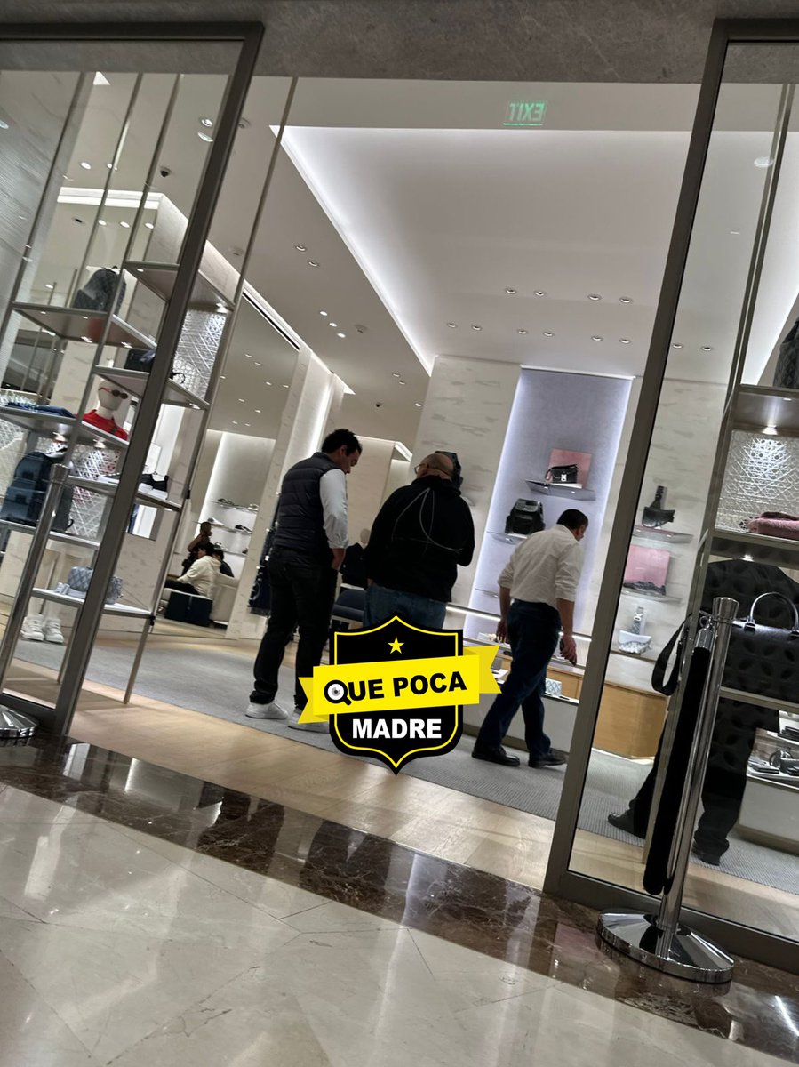QuePocaMadre_Mx's tweet photo. Captan al dirigente del @PRI_Nacional @alitomorenoc de compras este domingo en las exclusivas tiendas de @luisvuttion y @Dior 🤑
de la #CDMX 
#LordBrother #morena @LaydaSansores @DiputadosMorena 
@PRI_EDOMEX @PartidoMorenaMx https://t.co/YZ73TCsyHR