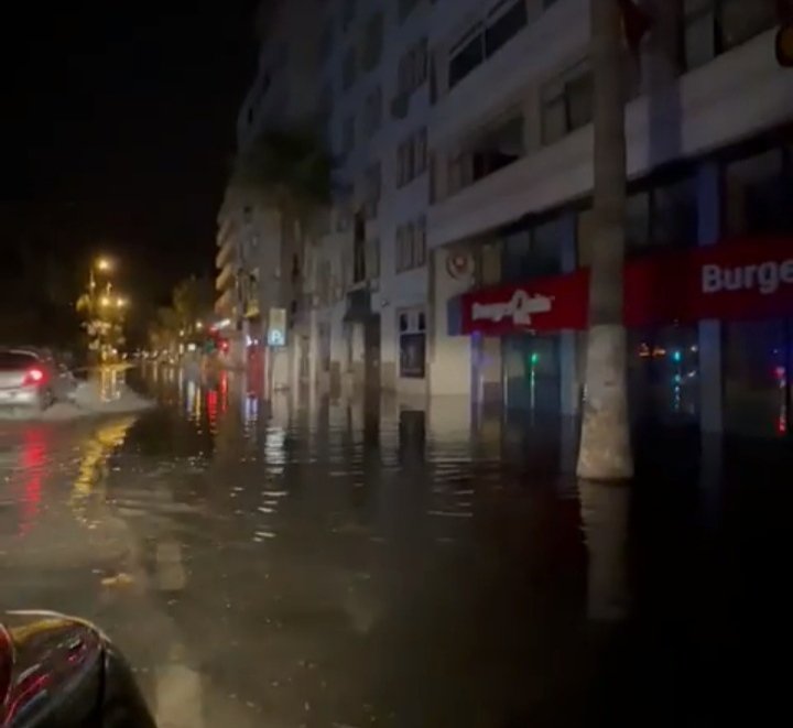 Sular iyice yükseliyor. Şehrin sokakları sular altında. #deprem #iskenderundeprem