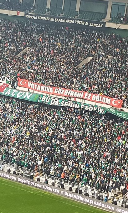 zaferpartisi16's tweet photo. Dün Diyarbakır'da olanları görmezden gelip bugün Bursaspor'a saldıranlar şunu bilsinler ki #BursasporYalnızDeğildir, sahipsiz değildir. Dün de bugün de Bursaspor taraftarının sergilediği Milli Duruş bellidir.
#Teksas #Bursaspor https://t.co/3YFxjGrCmn