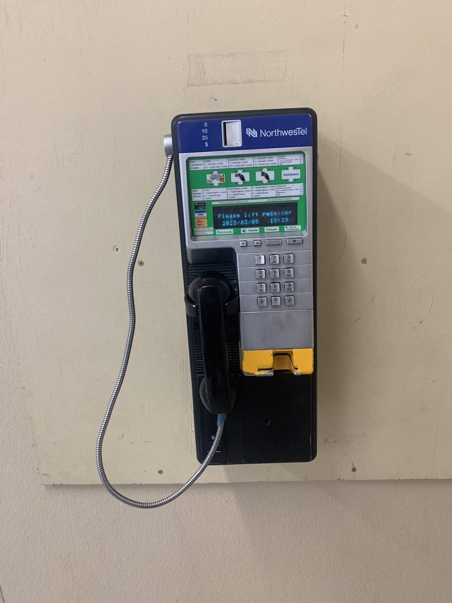 AniUluadluak4's tweet image. Idk who still use this, I’m going to prank call 1 of my contacts hehe. #oldphone #call