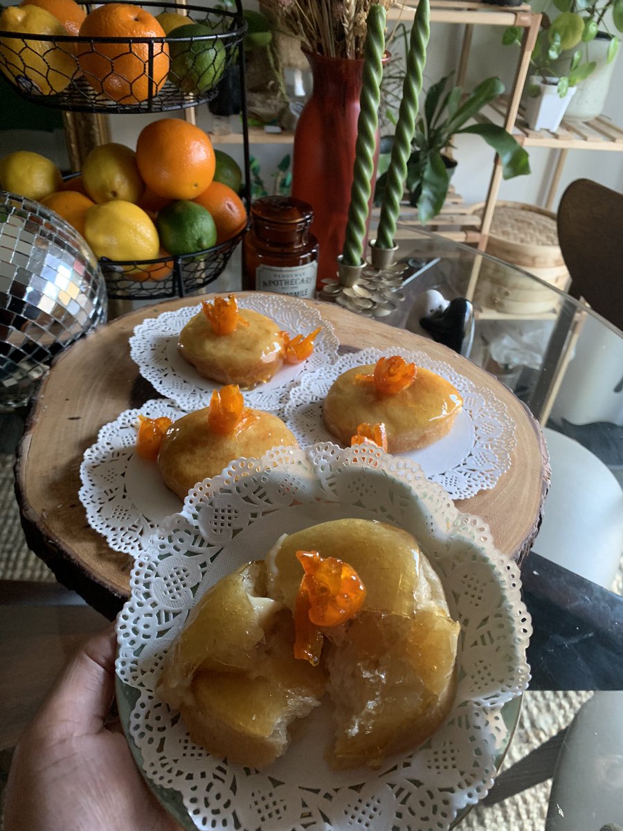 lordfarzquad's tweet photo. i’m not sure how anyone’s doing cute versions of them cracking open their creme brûlée donuts???? https://t.co/qnE4oeMXJD