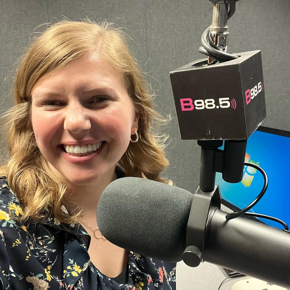 B985FM's tweet image. Hi, Atlanta! I’m @abbyjessen, and I’m going to be on your radio from 10-3 every weekday here on B98.5. This is a homecoming for me. I’m a Roswell High School and University of Georgia grad! Can't wait to spend workdays with you ♥