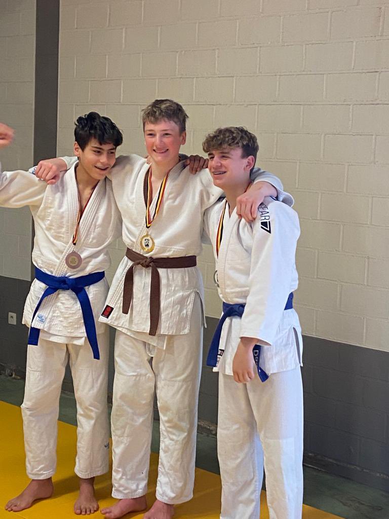 TopJudoUtrecht's tweet photo. -15 en -18 judoka’s zijn. naar het Ingelmunster (B) afgereisd voor het 18e Int. toernooi van judoclub Kawaishi.
1e: Yannick Straat, Mikael Scharff (EVS).
2e: Fayth Bakker (Judo De Voltreffer), Daan Overbeek (JV Groot Houten).
3e: Hugo Chalaby (EVS).
#Talentontwikkeling #Judo https://t.co/eHOhmbq3DP