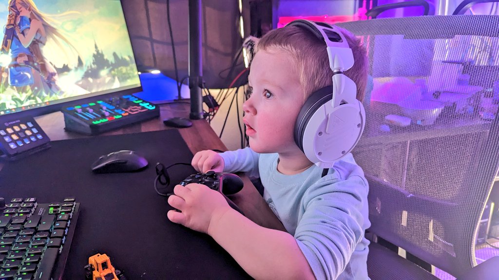 KyriosYuudai's tweet photo. My boy asked if he can play games like daddy. My heart! ❤️

Ok son let's play some fall guys! https://t.co/qY7UzT2xV6