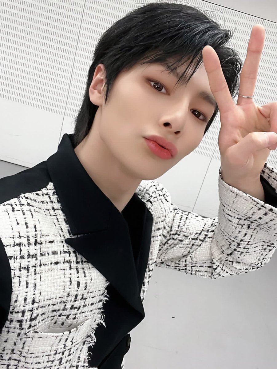 SKZBNesp's tweet photo. [📸] Fotos detrás del TikTok  #THESOUNDChallenge  de Changbin y I.N

~🐼
@Stray_Kids #StrayKids #스트레이키즈 https://t.co/oLsEhWEnNe