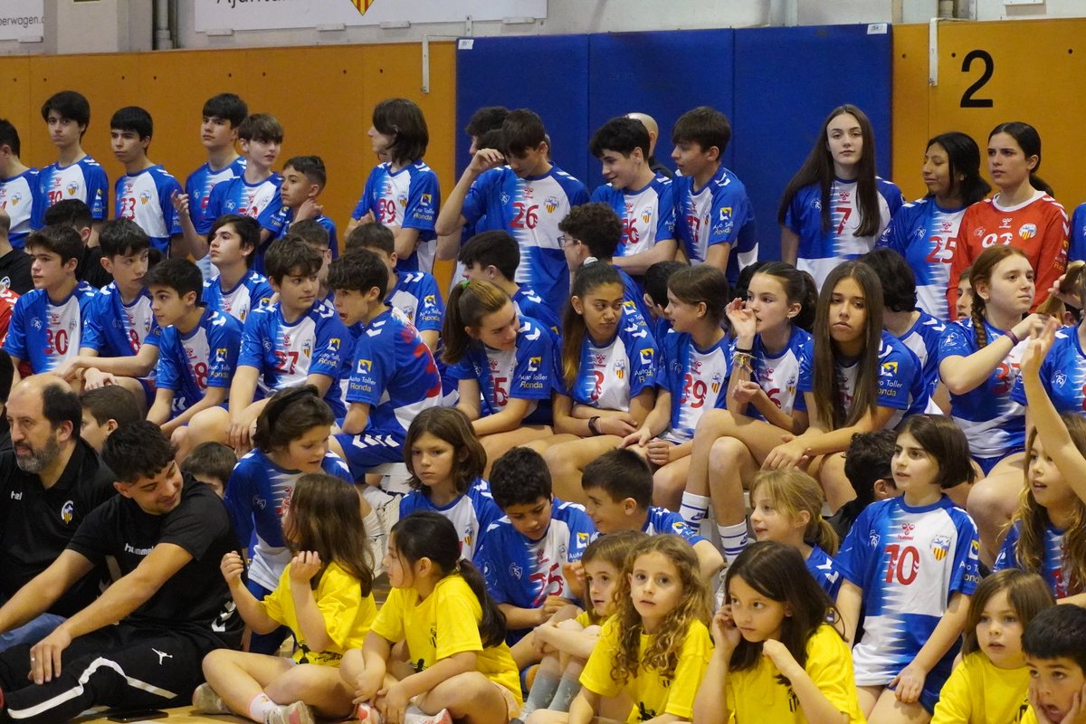 CASHandbol's tweet photo. 📸Algunes imatges de la 𝐏𝐑𝐄𝐒𝐄𝐍𝐓𝐀𝐂𝐈𝐎́ d'avui👏🏻

Quina gran tarda hem viscut entre tots i totes💙

#CASHandbol | #SomArlequinats https://t.co/NVOXVQpfYJ