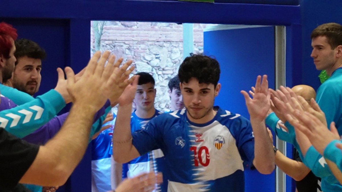 CASHandbol's tweet photo. 📸Algunes imatges de la 𝐏𝐑𝐄𝐒𝐄𝐍𝐓𝐀𝐂𝐈𝐎́ d'avui👏🏻

Quina gran tarda hem viscut entre tots i totes💙

#CASHandbol | #SomArlequinats https://t.co/NVOXVQpfYJ