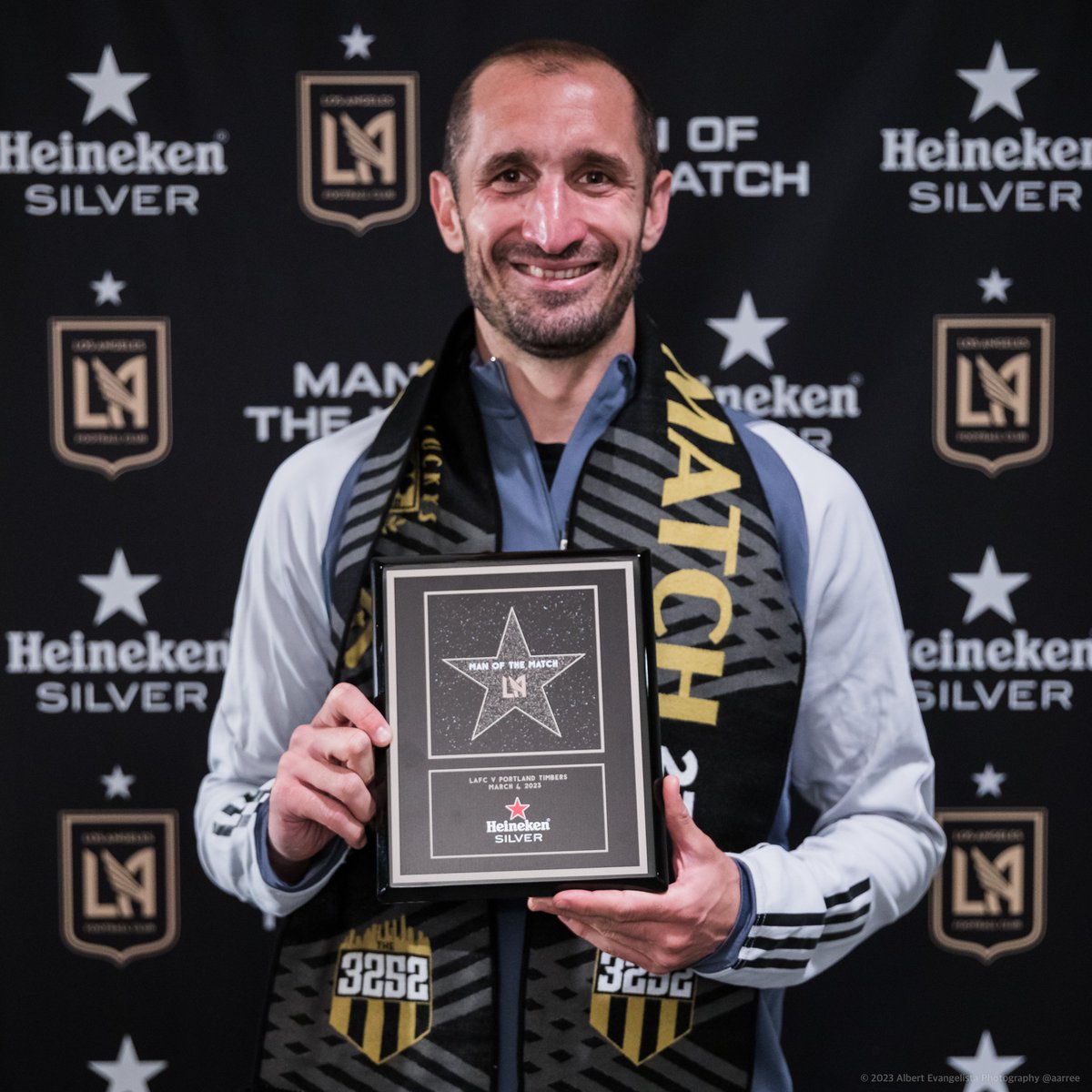 LAFC's tweet photo. How can you not love @chiellini? 

#LAFCvPOR Man of the Match Presented by @Heineken_US. During the season, Heineken will be donating $500 for each Man of the Match to assist with @LAFC3252's community initiatives throughout the LA Community. https://t.co/D64rg73nmc