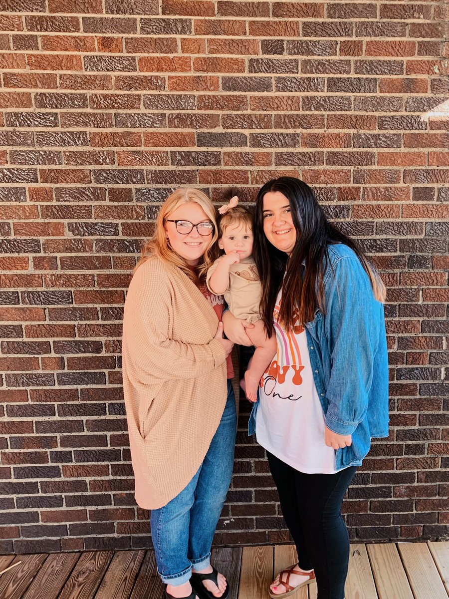 madelinemoore37's tweet photo. Got to meet + celebrate Miss River today 💜 https://t.co/j3RM6gNc8X
