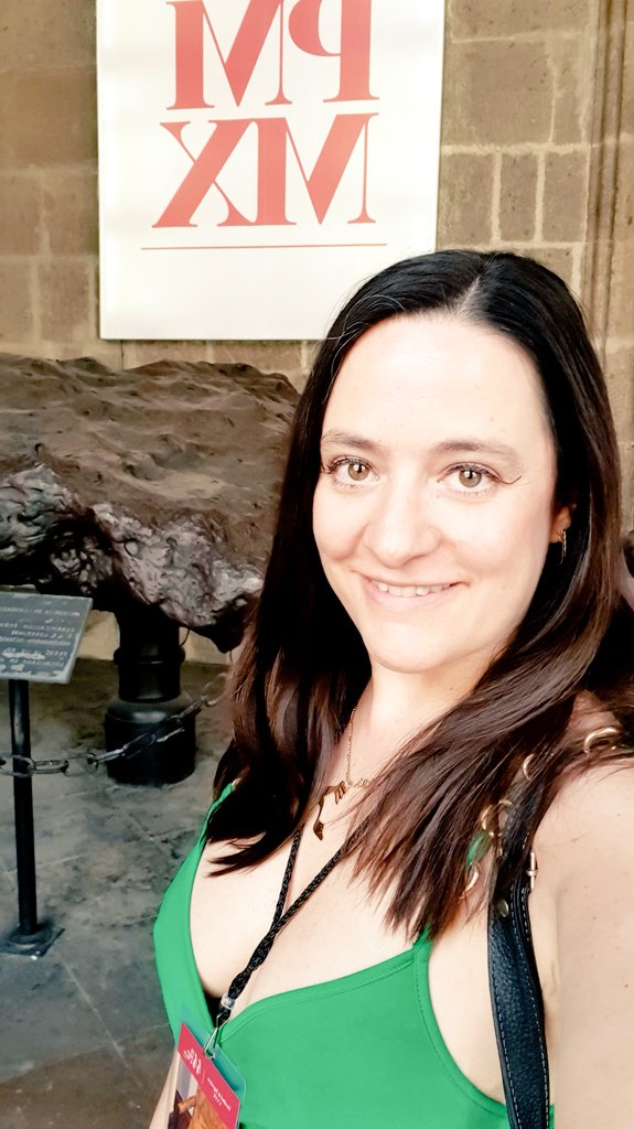 MonicaSotoIcaza's tweet photo. ¡Ya llegó por quien llorabas a la @FILMineria 😂😂😂! Te espero para hacerte feliz en el stand 505 y compartir contigo mis libros y el espacio entre mis brazos.

Estaré hoy hasta las 9 de la noche y mañana de 11 a 21 horas 📚🥂🥳

#PorUnaVidaSexy https://t.co/3EQjG9GDnK