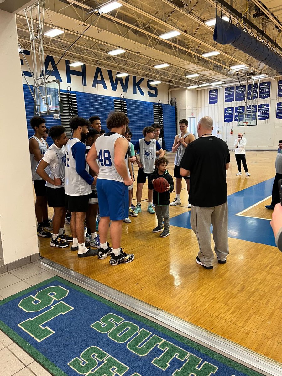 SeahawkBoosters's tweet photo. @SLSeahawksBball were coached up by Beau, Seahawk fan & baller extraordinaire!๐๐๐ซก๐ฅฐ We LOVE his autographed SL basketball!
๐ for spending time w/our Seahawks & sharing your photos!#terrasettigerpride๐งก๐ค #futureSeahawk #seahawkproud๐๐
#neverknowwhoswatching Go Get it๐๐ https://t.co/KV9PKV9RJc