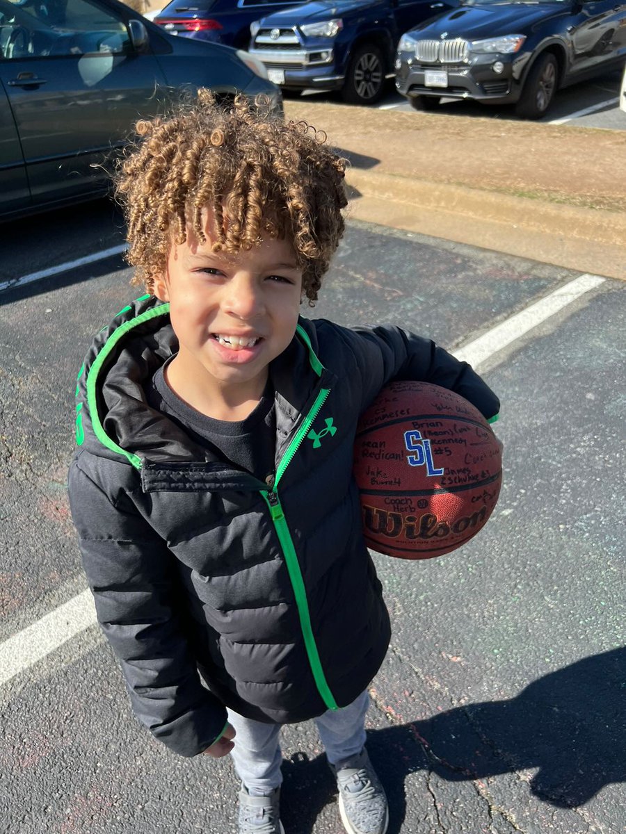 SeahawkBoosters's tweet photo. @SLSeahawksBball were coached up by Beau, Seahawk fan & baller extraordinaire!๐๐๐ซก๐ฅฐ We LOVE his autographed SL basketball!
๐ for spending time w/our Seahawks & sharing your photos!#terrasettigerpride๐งก๐ค #futureSeahawk #seahawkproud๐๐
#neverknowwhoswatching Go Get it๐๐ https://t.co/KV9PKV9RJc