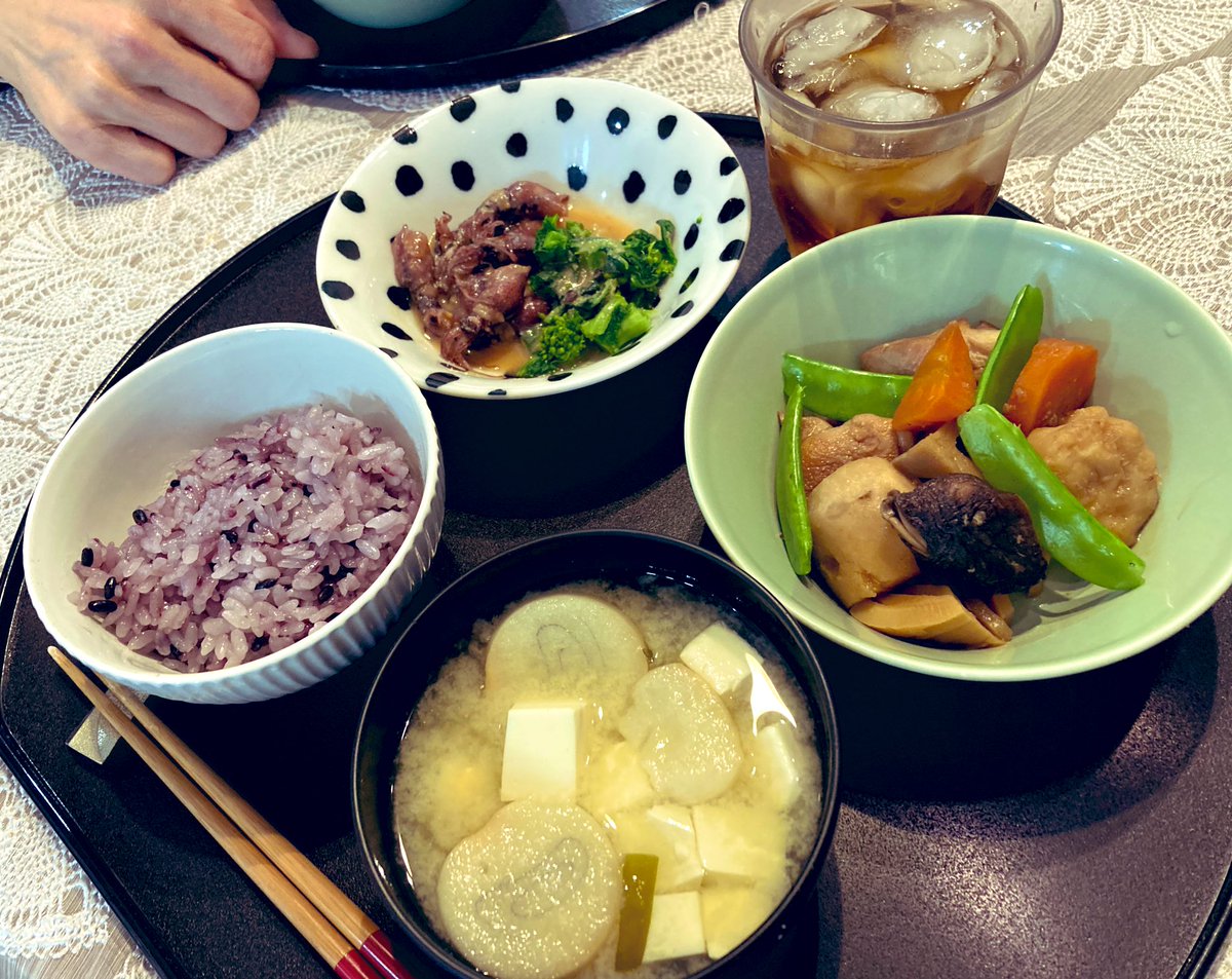 筑前煮 ホタルイカと菜の花の酢味噌和え 豆腐ワカメお麩のお味噌汁 黒米ご飯 ちらし寿司の後に筑前煮作ることになりがちですよね😁 Chikuzen -ni Fireflysquid and na-bana blossom with vinegared mis