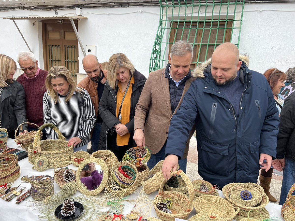 psoe_ct's tweet photo. Un día intenso en La Palma acompañando las actividades con motivo de la Feria del Libro y el Encuentro de Encajeras de Bolillo que ha reunido a más de 400 mujeres. Con nuestra gente, nuestras tradiciones culturales y nuestras diputaciones.
#LiderandoElProgreso #CartagenaLaRazón https://t.co/L6W6c9pp3s