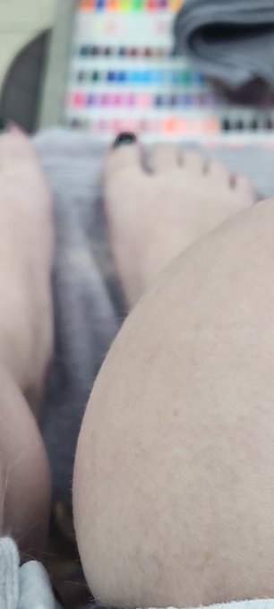 Whoever pays for my pedi gets pics! Going from black to blue 🩵 #DomSubユニバース Findom goddess bare feet<a href="/tag/domsub%E3%83%A6%E3%83%8B%E3%83%90%E3%83%BC%E3%82%B9"class="tags"><span>#domsubユニバース</span></a>