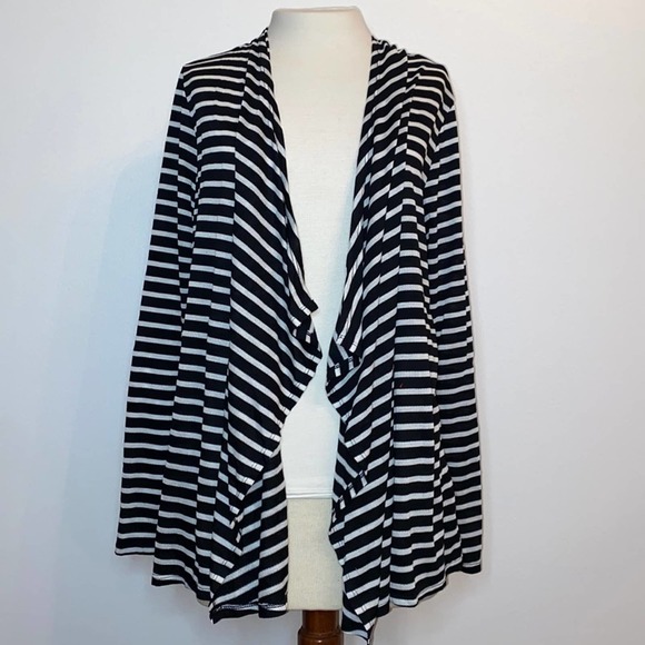 mariahigdon7's tweet photo. So good I had to share! Check out all the items I'm loving on @Poshmarkapp #poshmark #fashion #style #shopmycloset #americanretro #forever21: https://t.co/n9E5vZp8Gk https://t.co/oIJh8JMmjC